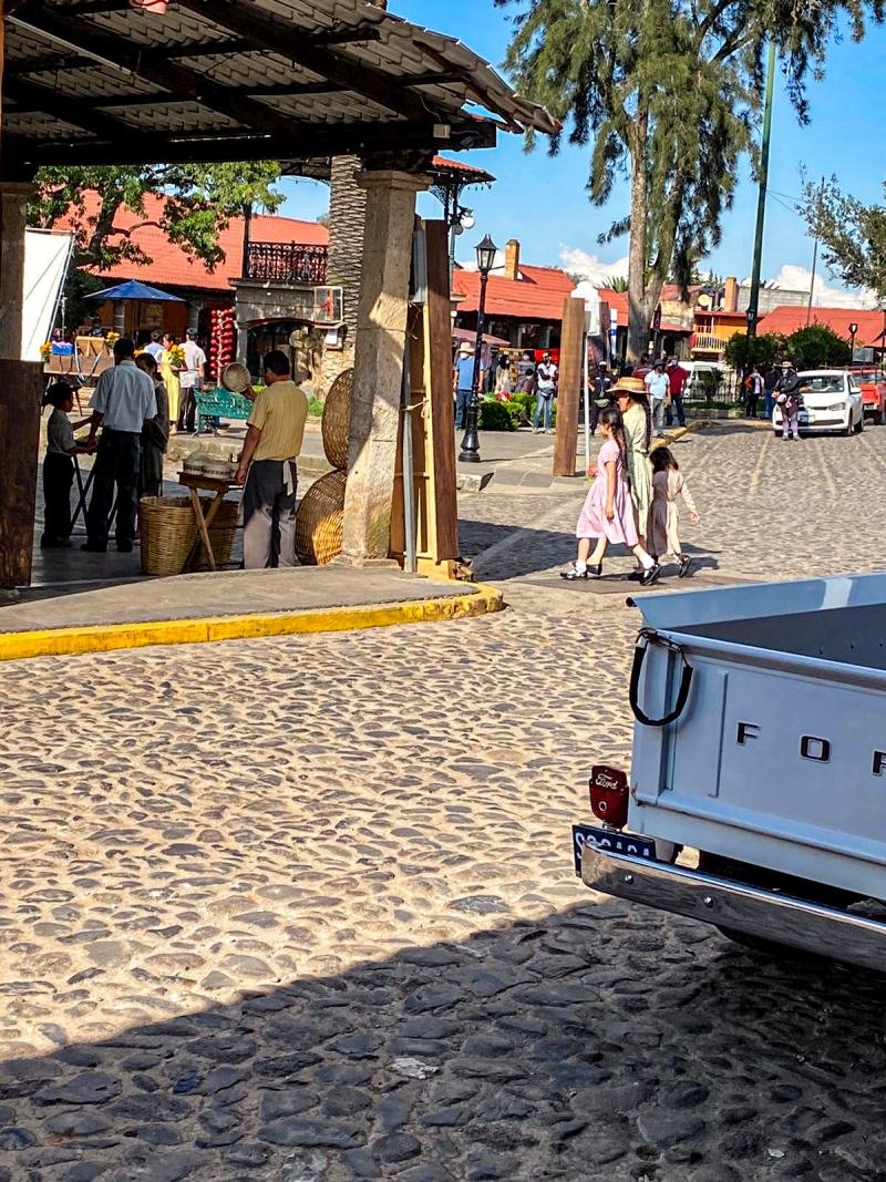 #Fotos: Trasladan en el tiempo a Huasca para grabar bioserie de Netflix