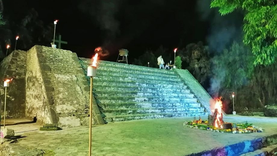 #Video: Así se 'apareció' Quetzalcóatl durante ceremonia sobre una pirámide en Hidalgo
