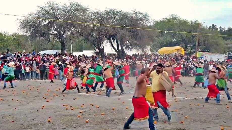 Volvieron los naranjazos en Hidalgo, tradición del carnaval de Alfajayucan (video)