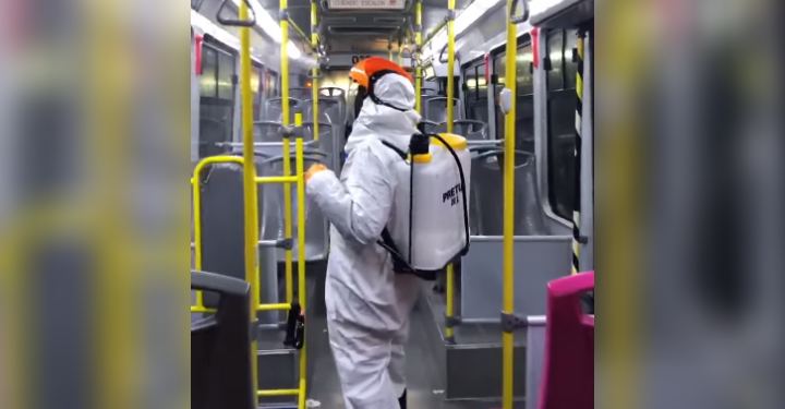 Con trajes especiales y cloro al 7 por ciento, así sanitizan el Tuzobús para evitar el coronavirus