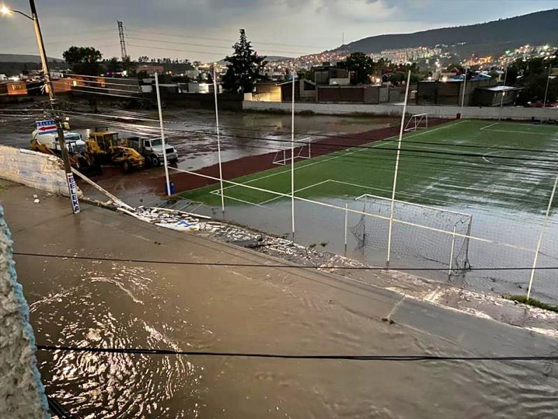 Captan momento en que se desploma barda de casa hogar en Pachuca tras fuerte lluvia