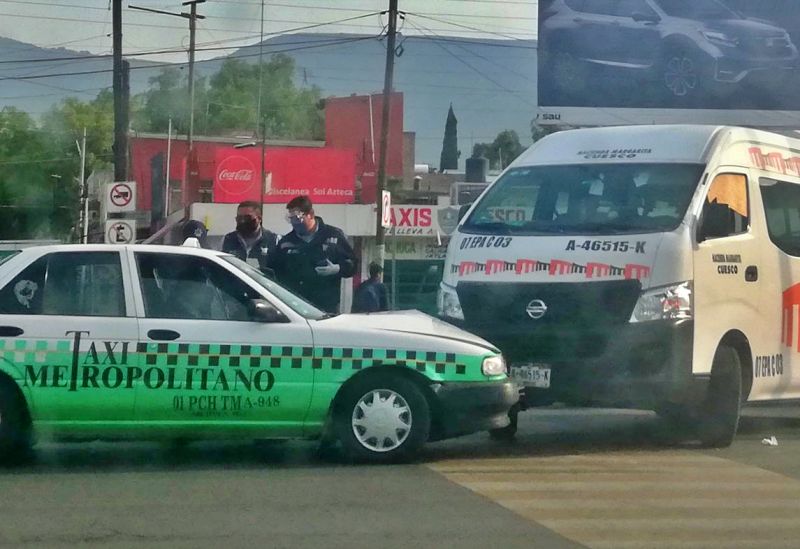 Choque de transporte público en Pachuca deja tres pasajeros lesionados