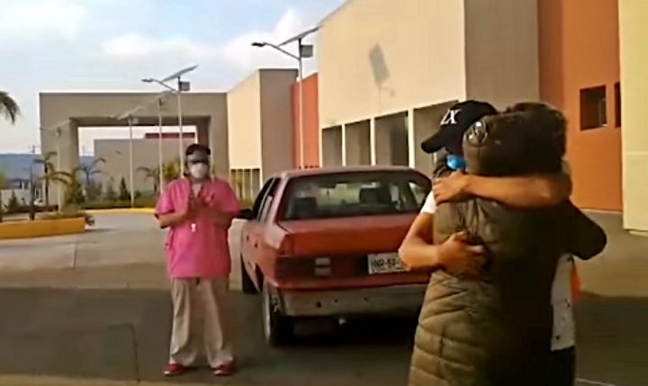 Emotiva despedida a mujer que venció al COVID-19 en Hidalgo luego de dar a luz