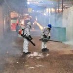Con trajes especiales y termonebulización, sanitizan Central de Abasto de Pachuca