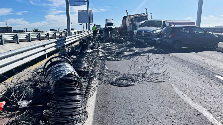 Cerrada la autopista México-Pachuca por carambola que dejó toneladas de alambre sobre la vialidad