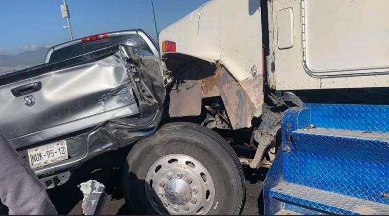 Cerrada la autopista México-Pachuca por carambola que dejó toneladas de alambre sobre la vialidad