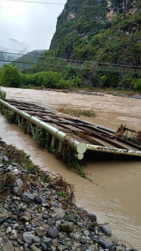 #Video: Así arrasó con un puente vehicular la crecida de un río en Hidalgo