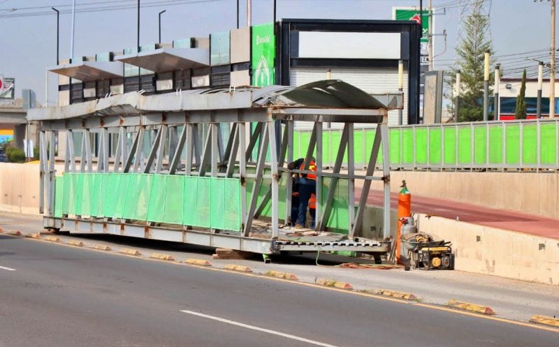 #Fotos: Desmontan estructura de puente del Tuzobús en el sur de Pachuca; estará en carril de rebase