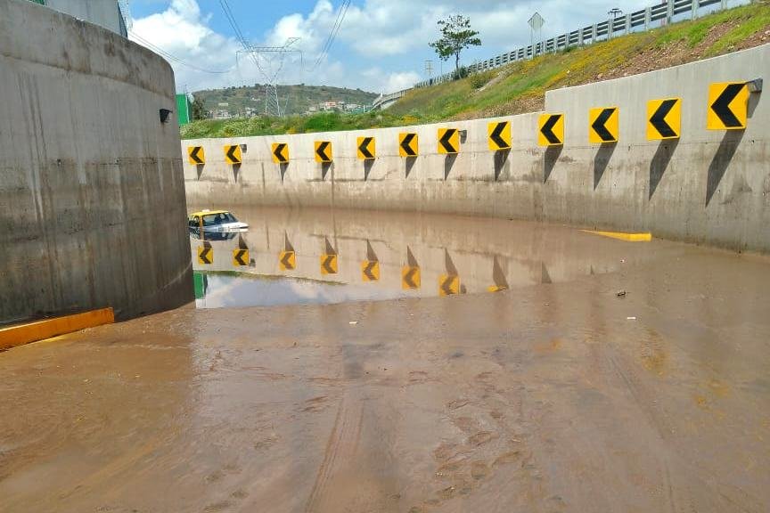 #Videos: Así se inundó plaza Explanada Pachuca tras aguacero del miércoles