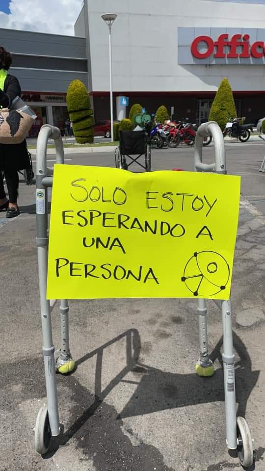 "No me tardo": activistas realizan manifestación en estacionamiento de centro comercial en Pachuca
