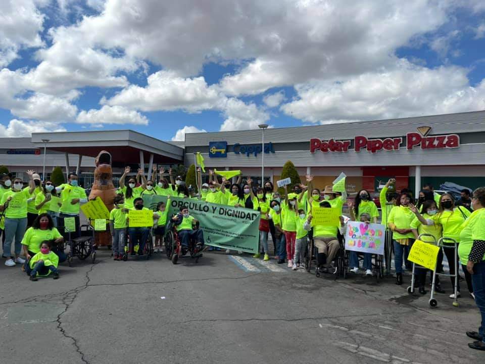 "No me tardo": activistas realizan manifestación en estacionamiento de centro comercial en Pachuca