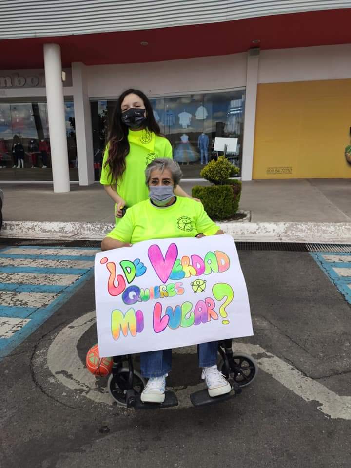 "No me tardo": activistas realizan manifestación en estacionamiento de centro comercial en Pachuca