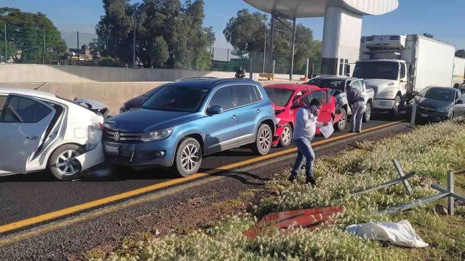 Choque múltiple en la autopista México-Pachuca; siete vehículos involucrados