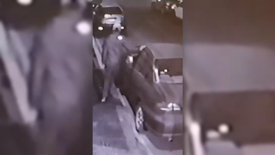 Así de fácil operan desvalijadores de autos en colonia de Pachuca (video)