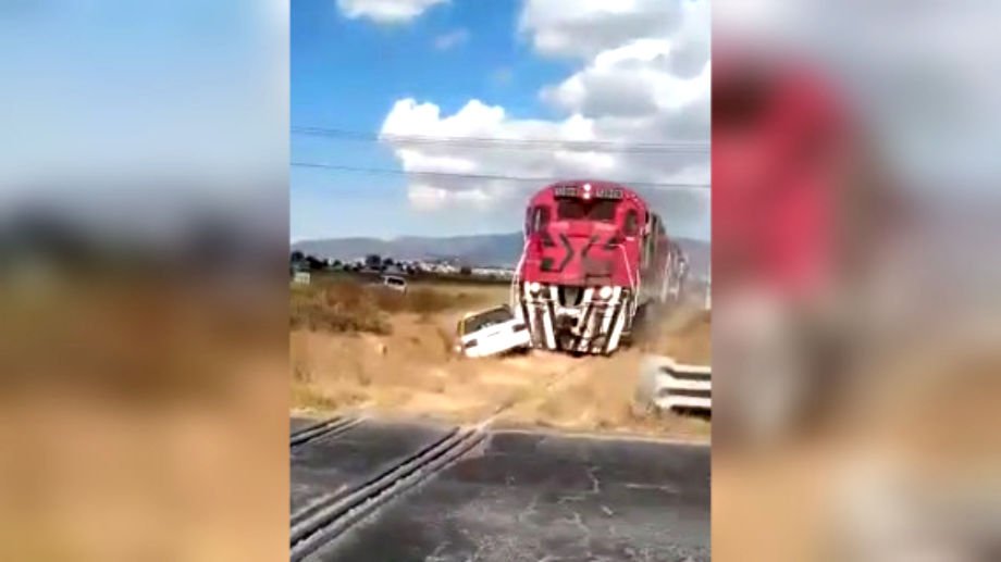 #Video: Tren impacta y arrastra a un taxi en Mineral de la Reforma