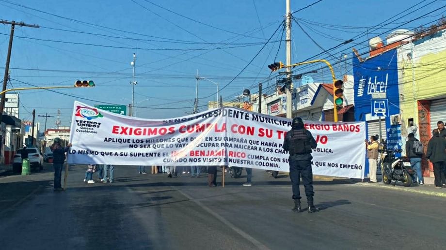 Vecinos bloquean calle de Pachuca en protesta contra autoridades municipales