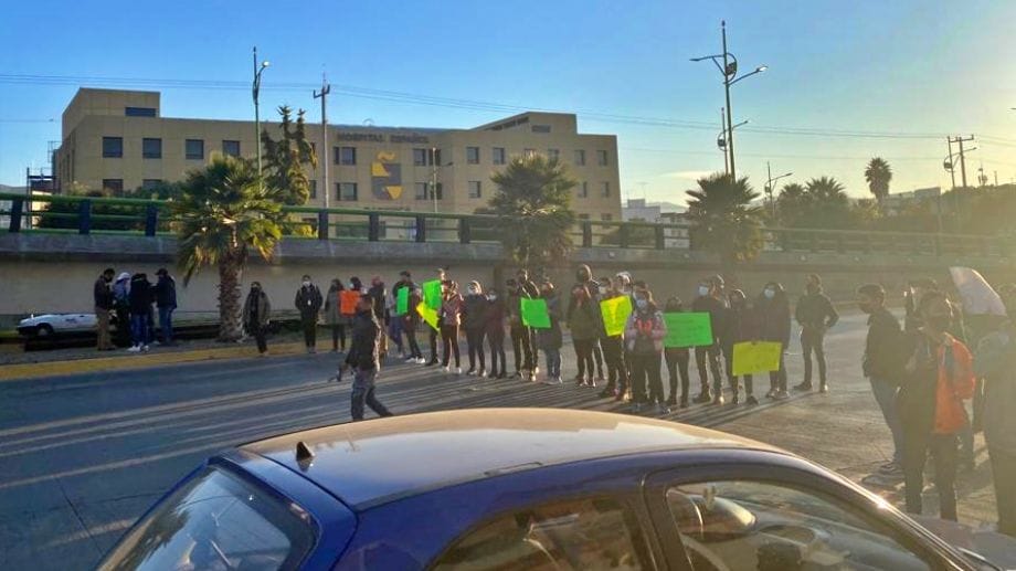 Trabajadores en huelga bloquean la Supervía Colosio en Pachuca