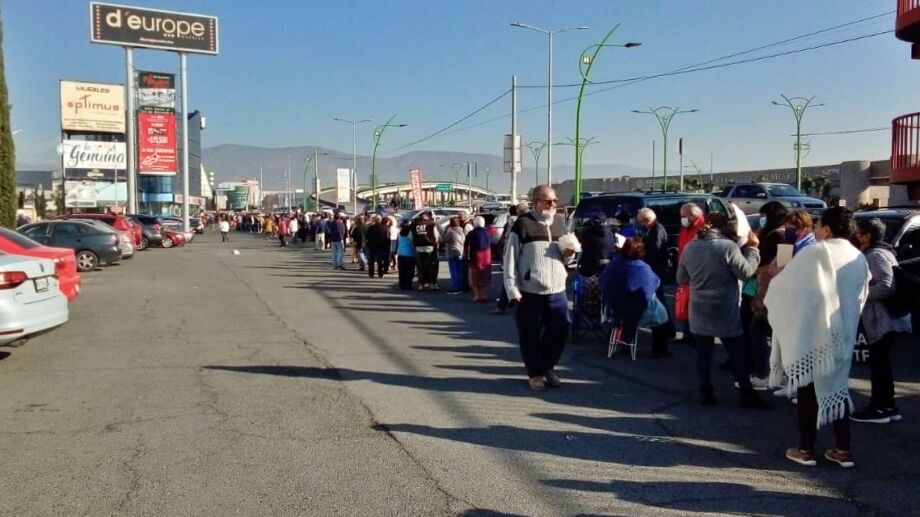Caos por refuerzo de vacuna en Pachuca; adultos mayores hacen largas filas