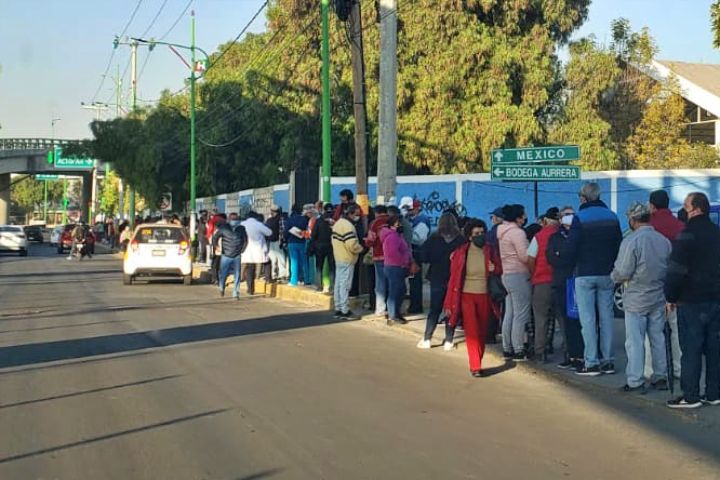 Caos por refuerzo de vacuna en Pachuca; adultos mayores hacen largas filas 4 Caos por refuerzo de vacuna en Pachuca; adultos mayores hacen largas filas