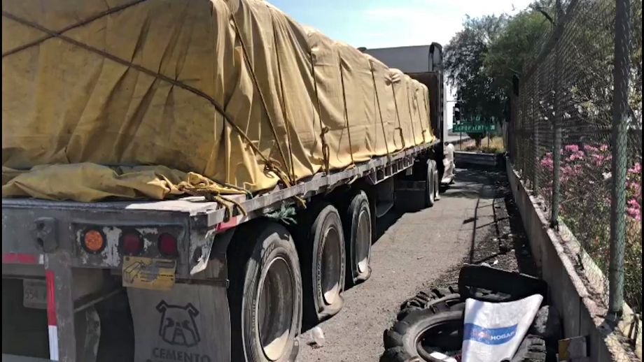 #Videos: Arranca sistema 'ponchallantas' en caseta de Ecatepec; un tráiler, la primera víctima