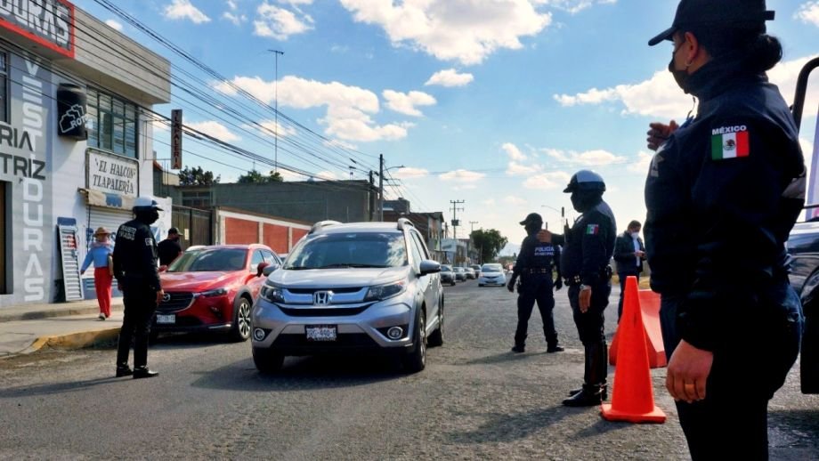 Retenes en Pachuca para verificar que automovilistas cumplan medidas sanitarias