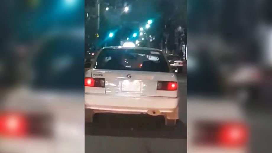 #Video: Captan extraño comportamiento en taxi de Pachuca