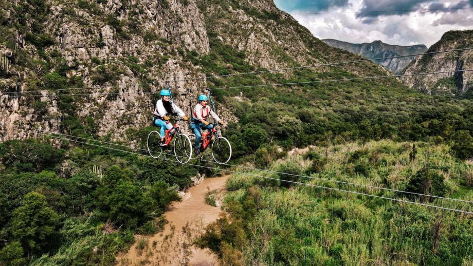 Tirolesa en bicicleta sobre un río, espectacular experiencia que se puede vivir en Hidalgo