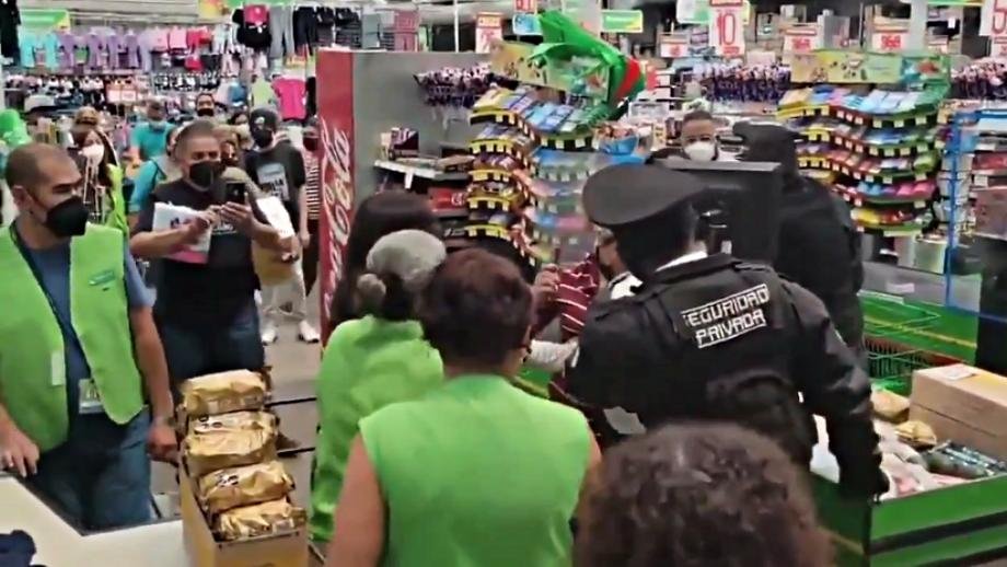 #Video: Se arma zafarrancho en supermercado de Mineral de la Reforma