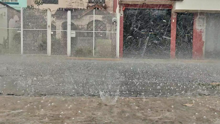 Se desata granizada y aguacero en Pachuca (video)