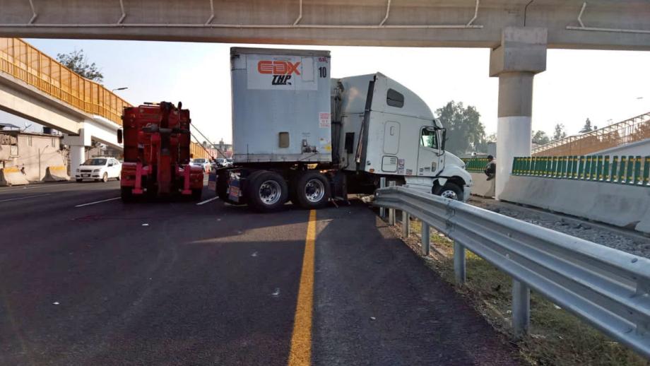 Percance de tráiler provoca cierre de carriles en la México-Pachuca