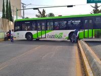 Maniobra fallida: Tuzobús queda atorado bloqueando vialidad en Pachuca