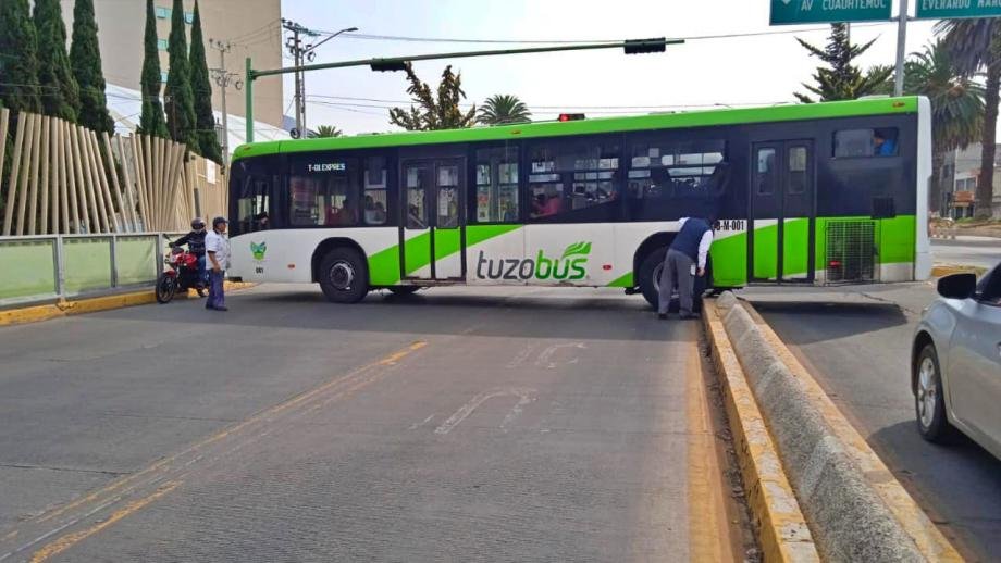 Maniobra fallida: Tuzobús queda atorado bloqueando vialidad en Pachuca