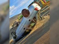Así quedó un auto tras volcar en bulevar de Pachuca