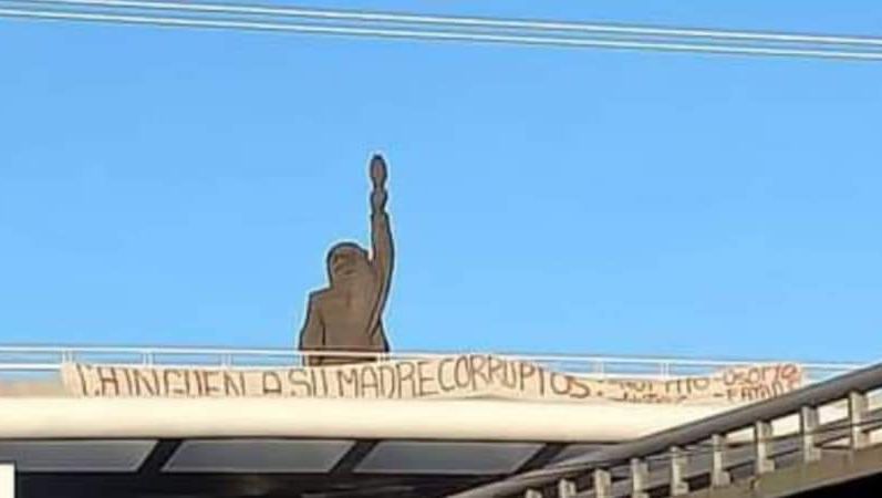 Aparece manta contra exgobernadores en el puente atirantado de Pachuca 4 Aparece manta contra exgobernadores en el puente atirantado de Pachuca