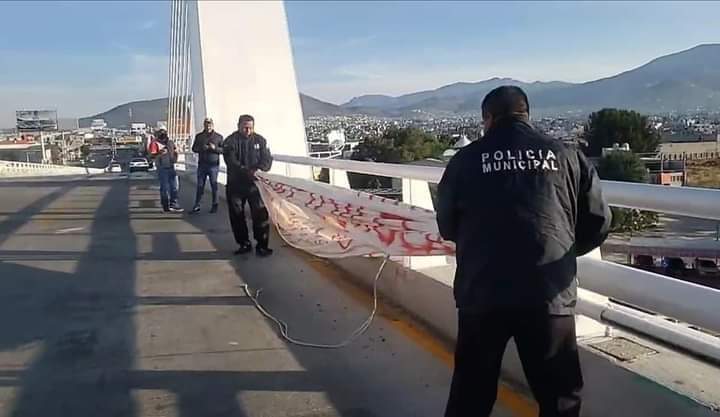 Aparece manta contra exgobernadores en el puente atirantado de Pachuca 5 Aparece manta contra exgobernadores en el puente atirantado de Pachuca