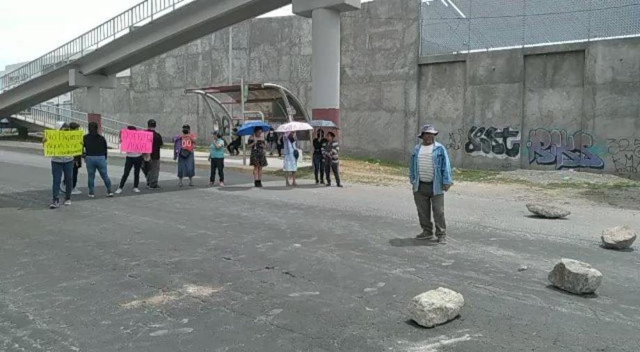 Por falta de agua, manifestantes cierran bulevar en Pachuca