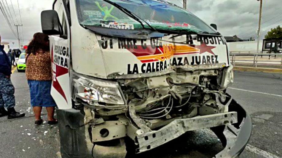 Impactan urvans con pasajeros en Pachuca; 12 personas resultan lesionadas