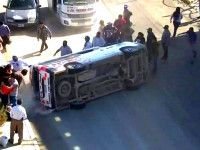 Vuelca transporte público en Pachuca y conductor abandona a pasajeros