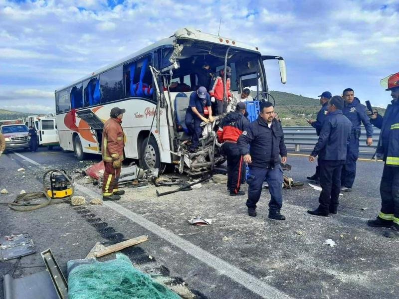 Autobús con turistas impacta contra tractocamión en la México-Tulancingo