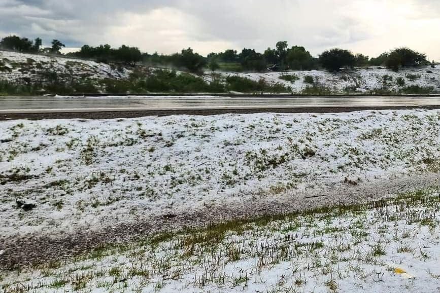 Intensa granizada tiñe de blanco a municipios de Hidalgo