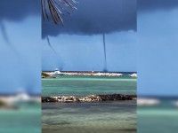 #Curioso: Se forman dos trombas marinas frente a playa turística de México; así fueron captadas