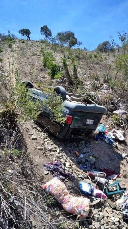 Se desbarranca camioneta con 10 turistas cerca de Grutas Tolantongo