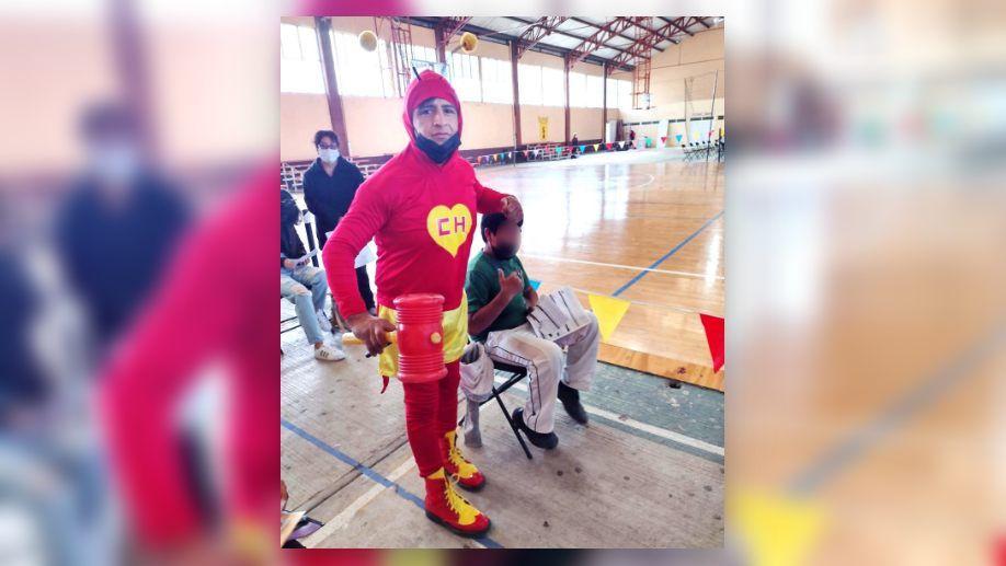 ¡No contaban con su astucia! 'Chapulín Colorado' llevó a su hijo a vacunar en Hidalgo