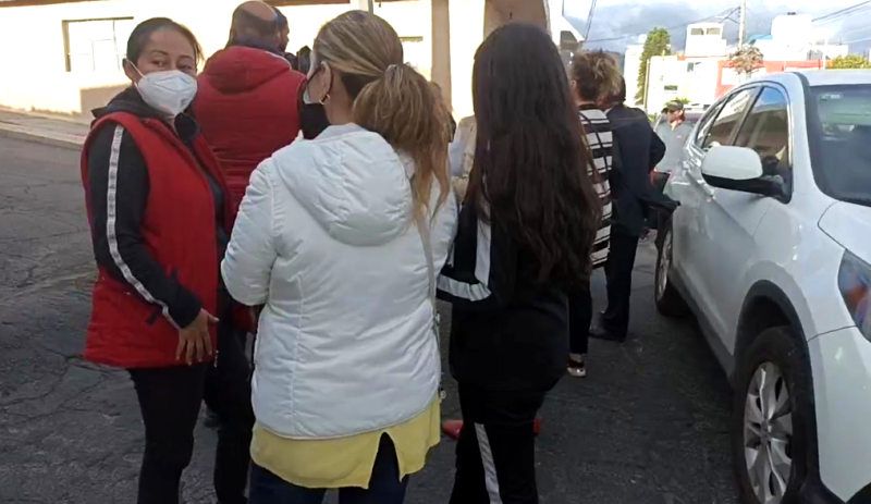 Por falta de agua, vecinos bloquean calles en colonia de Pachuca