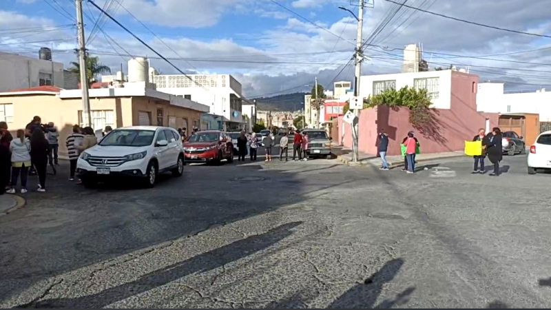 Por falta de agua, vecinos bloquean calles en colonia de Pachuca