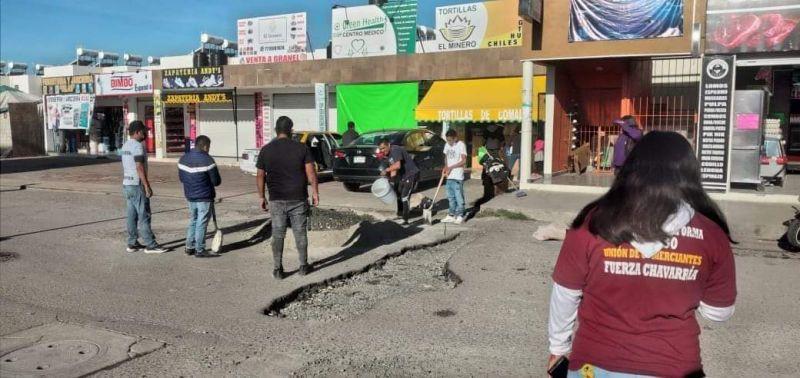 Ciudadanos tomaron las palas y salieron a tapar baches en Mineral de la Reforma