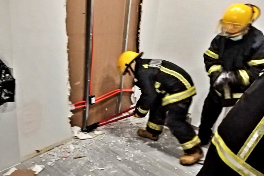 Personas quedan atrapadas en un elevador en Pachuca; rompen pared para rescatarlas