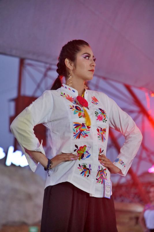 Realizan pasarela artesanal en la Feria de Pachuca
