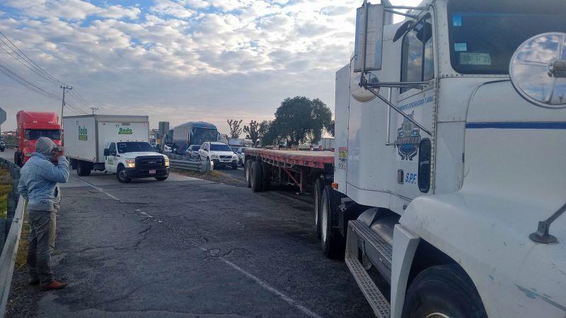 Bloquean transportistas la carretera México-Pachuca
