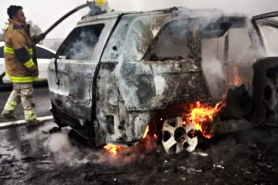 Arde camioneta en la México-Pachuca